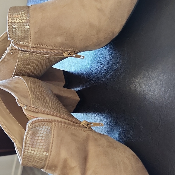 Tan suede booties/heels, sz 38 - Picture 5 of 8